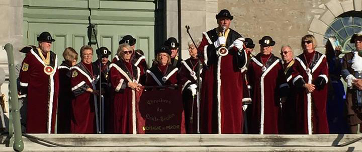 La confrérie des Chevaliers du goûte Boudin de Mortagne-au-Perche en visite durant les festivités des fêtes du 350ème anniversaire de Boucherville à l'été 2017